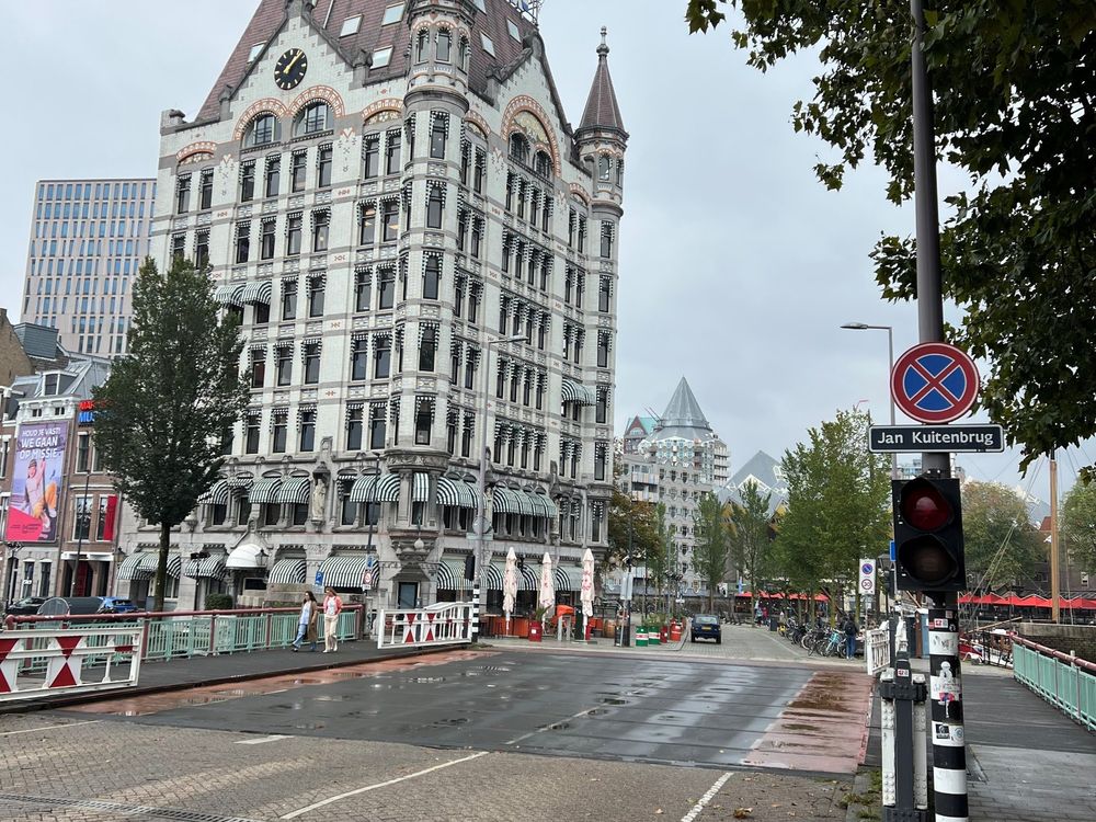 Het Witte Huis en de weg over de Jan Kuitenbrug