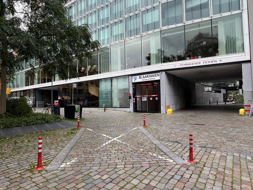De ingang van parkeergarage Blaakhaven met de gemarkeerde opstelplaats in het wegdek