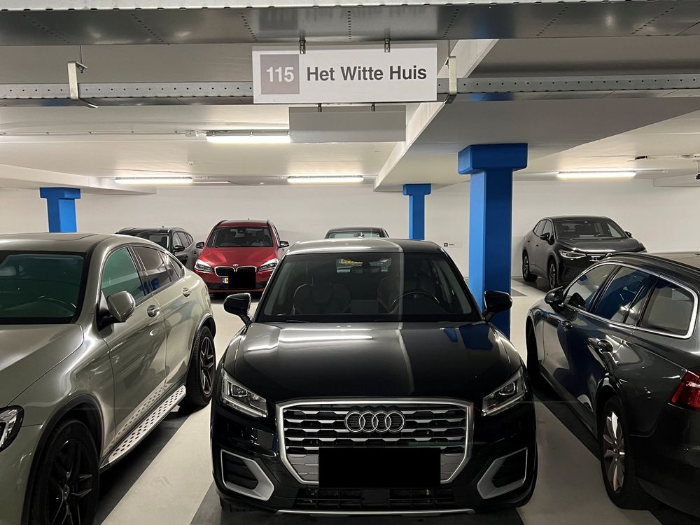 Parkeervak onder het bord Het Witte Huis in de garage