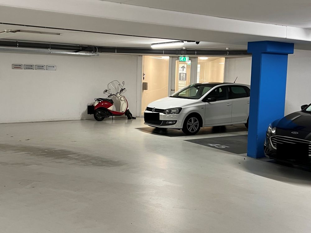 De voetgangersuitgang in de hoek van de parkeergarage